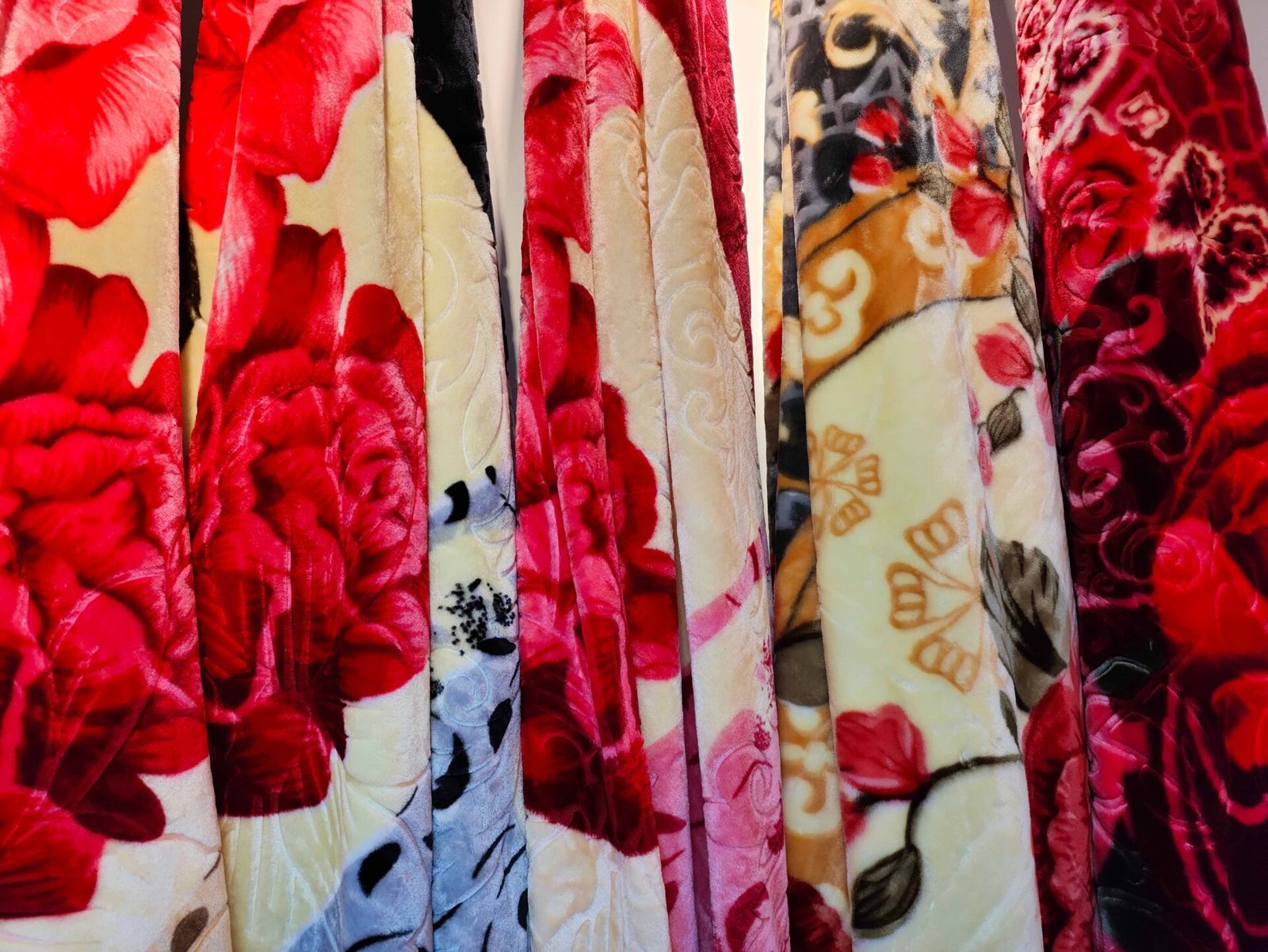 Twin vs King Raschel Blankets: Finding the Right Size for Your Bed